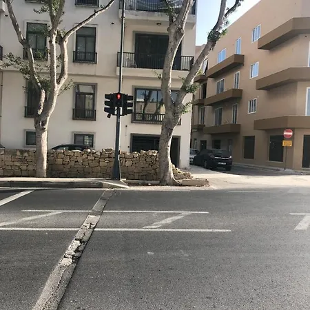 In A Shared With Private Bathroom Close To The Airport בית אירוח