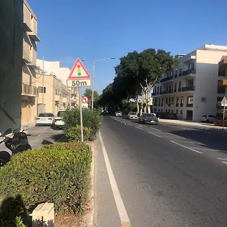 In A Shared With Private Bathroom Close To The Airport *