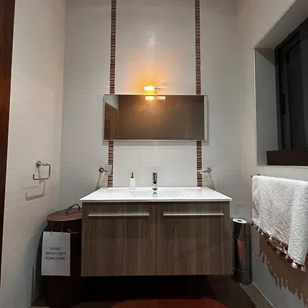 בית אירוח In A Shared With Private Bathroom Close To The Airport *
