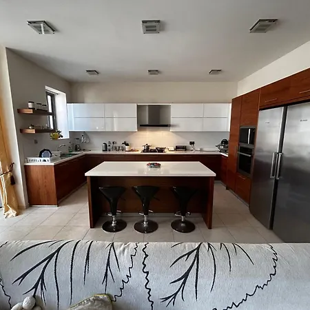 In A Shared With Private Bathroom Close To The Airport * Hal Ghaxiak
