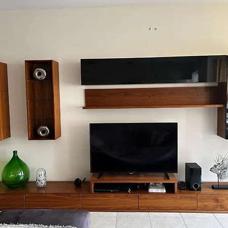 In A Shared With Private Bathroom Close To The Airport בית אירוח