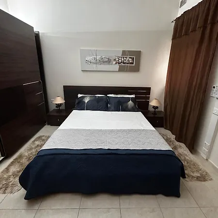 In A Shared With Private Bathroom Close To The Airport Privatunterkunft