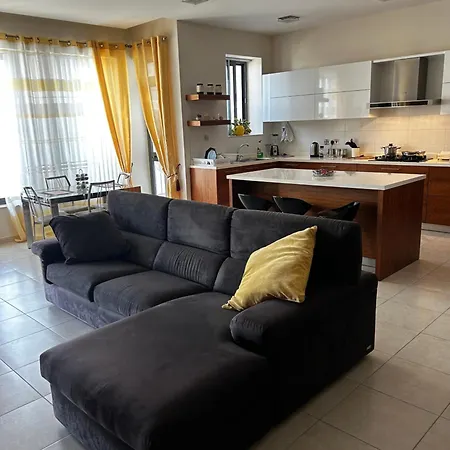 In A Shared With Private Bathroom Close To The Airport *