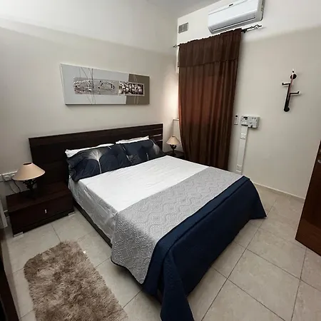 In A Shared With Private Bathroom Close To The Airport 홈스테이