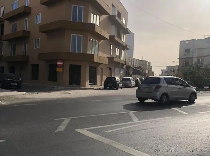 In A Shared With Private Bathroom Close To The Airport