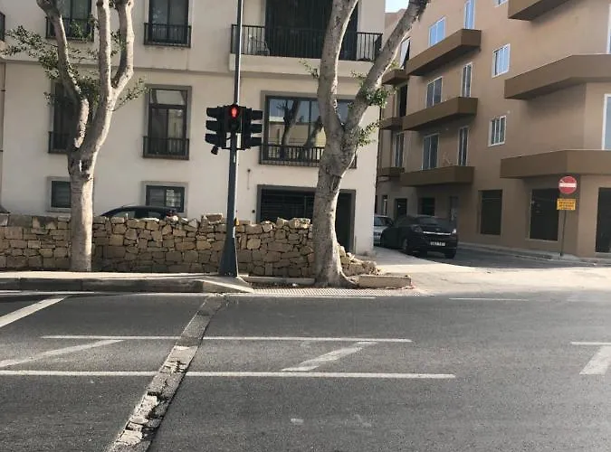 In A Shared With Private Bathroom Close To The Airport Gazde/Camere de închiriat