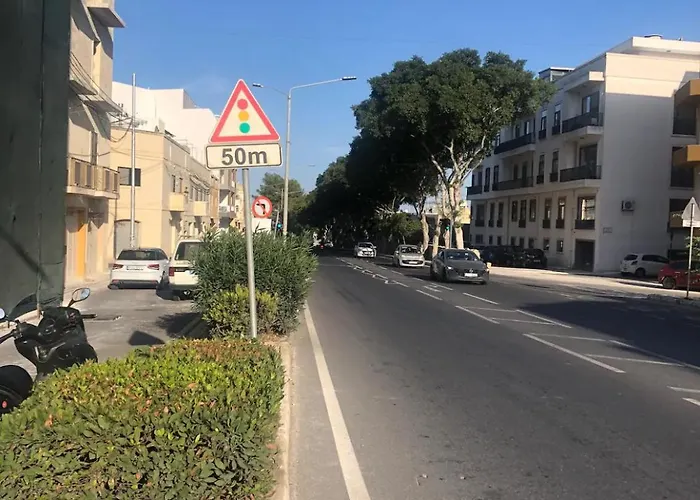 In A Shared With Private Bathroom Close To The Airport *