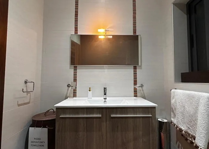 Gazde/Camere de închiriat In A Shared With Private Bathroom Close To The Airport *