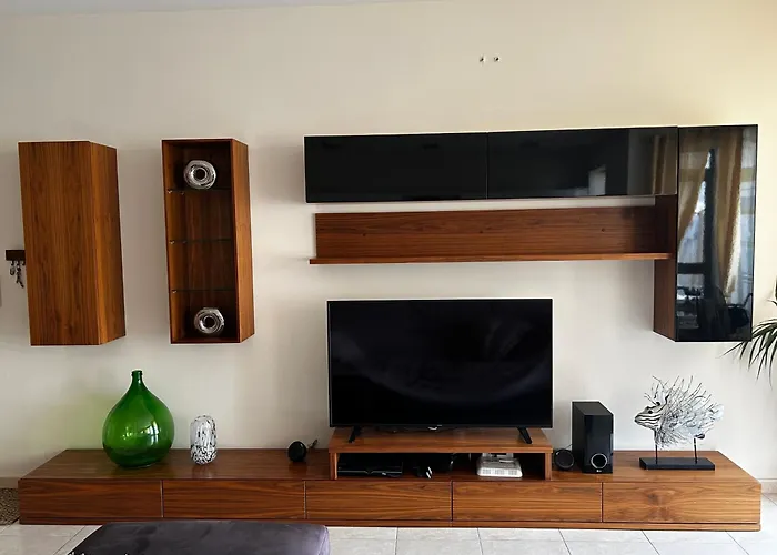 In A Shared With Private Bathroom Close To The Airport 民宿