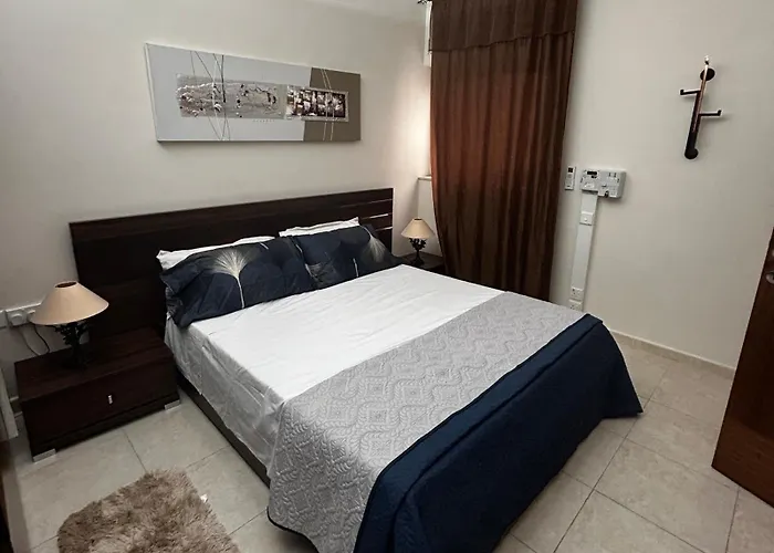 In A Shared With Private Bathroom Close To The Airport 民宿