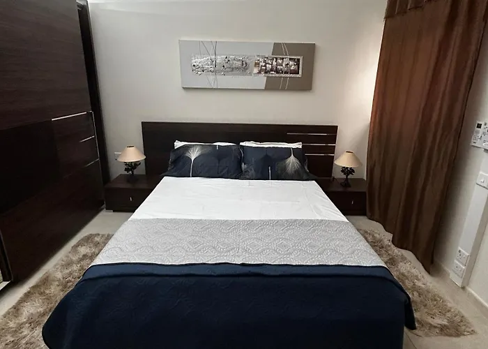 In A Shared With Private Bathroom Close To The Airport Gazde/Camere de închiriat